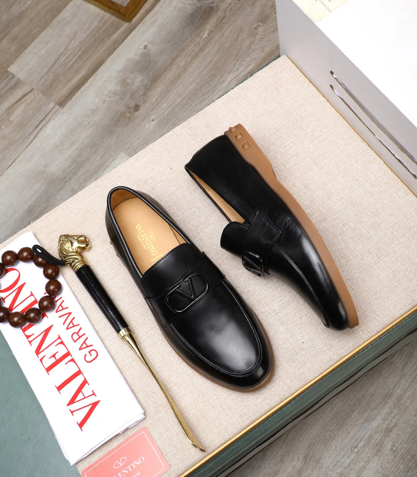 Men's shoes 💰520 [Valentino-Valentino] High-quality boutique men's shoes. The same style as the celebrities, original and authentic.✅ Made of imported cowhide + original apricot cowhide lining. The French luxury model is priced at 14,080 Swiss francs. It is also a Paris Fashion Week catwalk model. A brand can be deeply rooted in your heart, and a pair of shoes can make you linger. What you wear is not only noble, but also an aura. 👻Standard 38-45